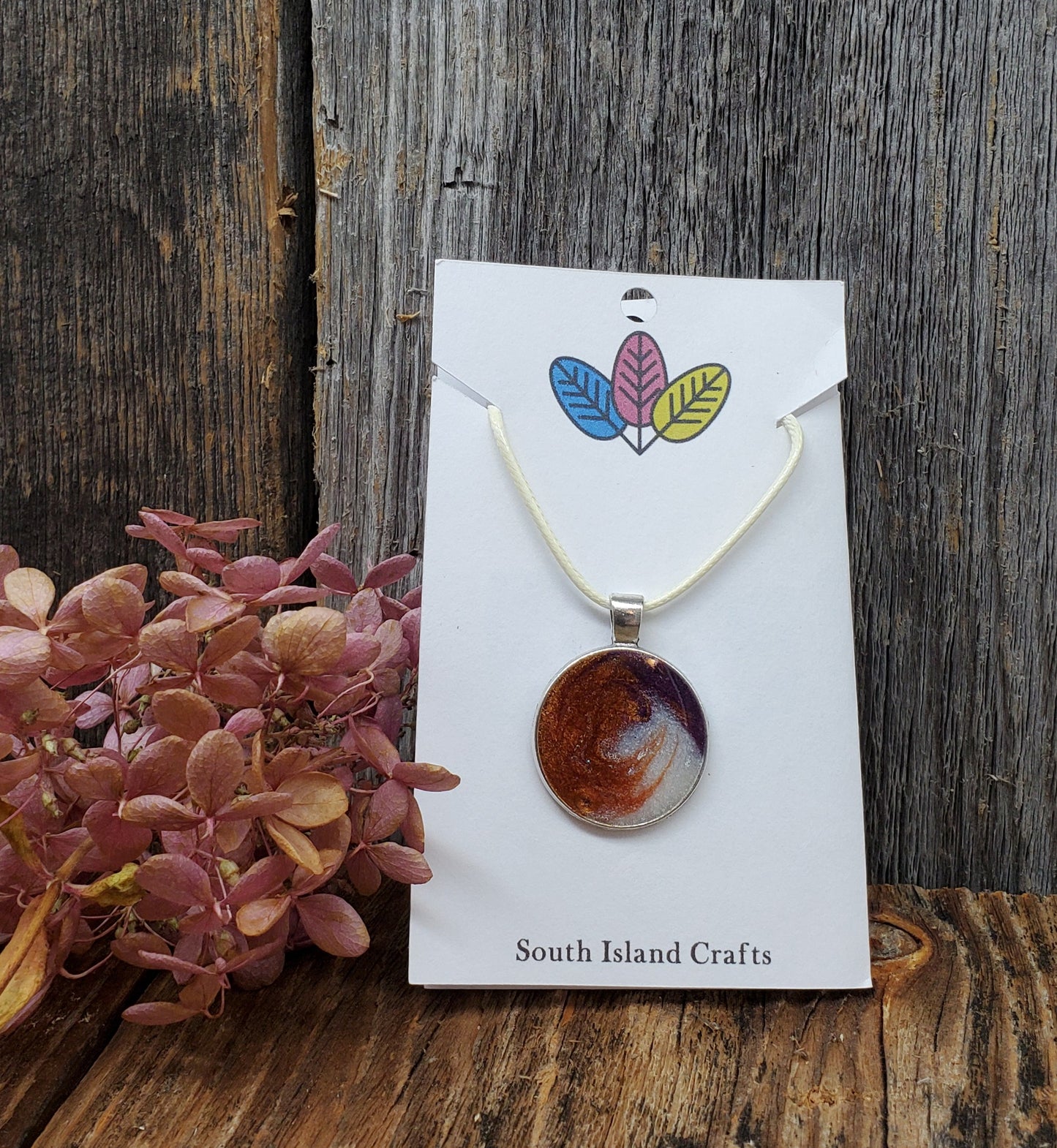 Pendant circle gold purple white