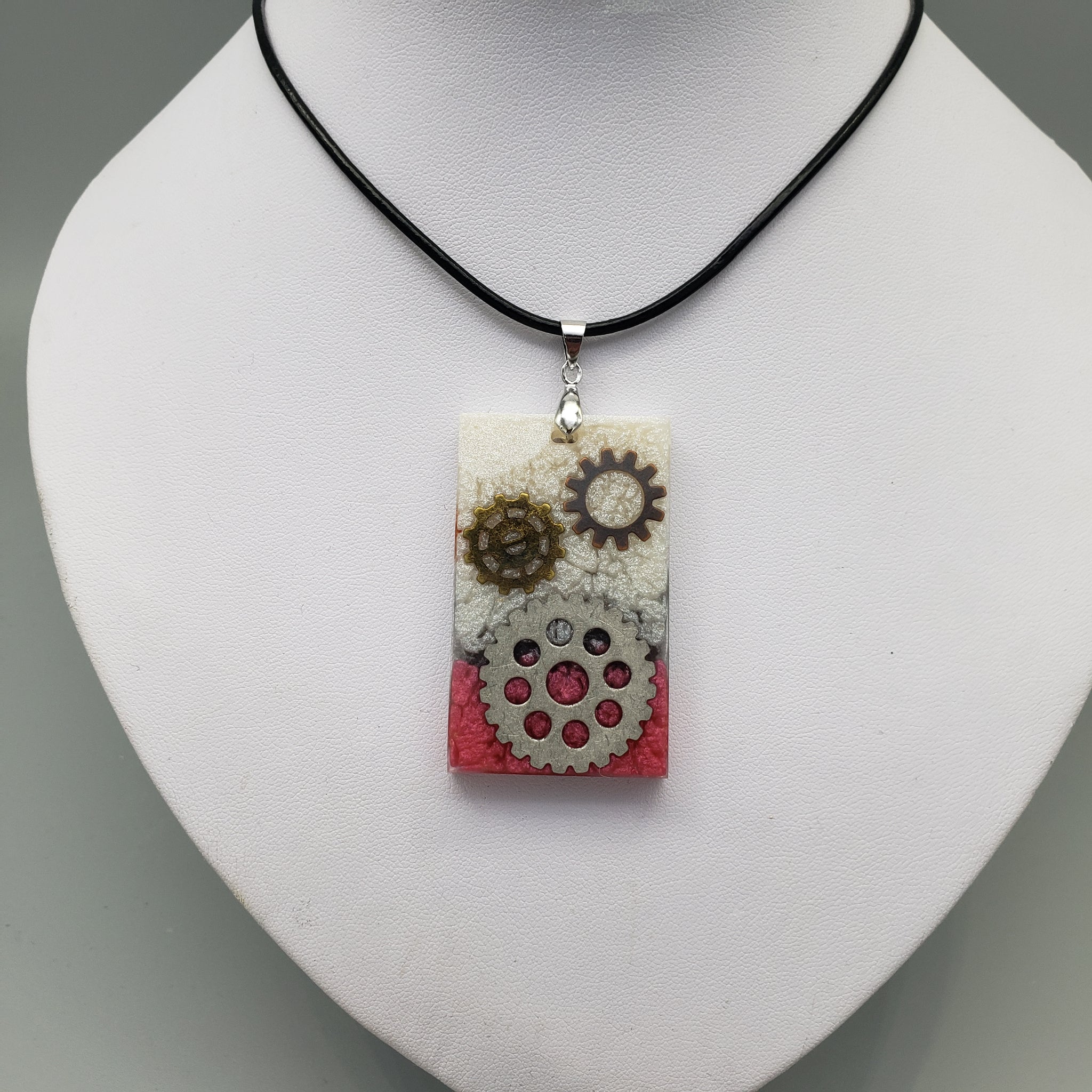 Pendant red and white gears